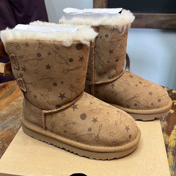 New in Box Ugg Bailey Bow Planetary Boots - Picture 1 of 6